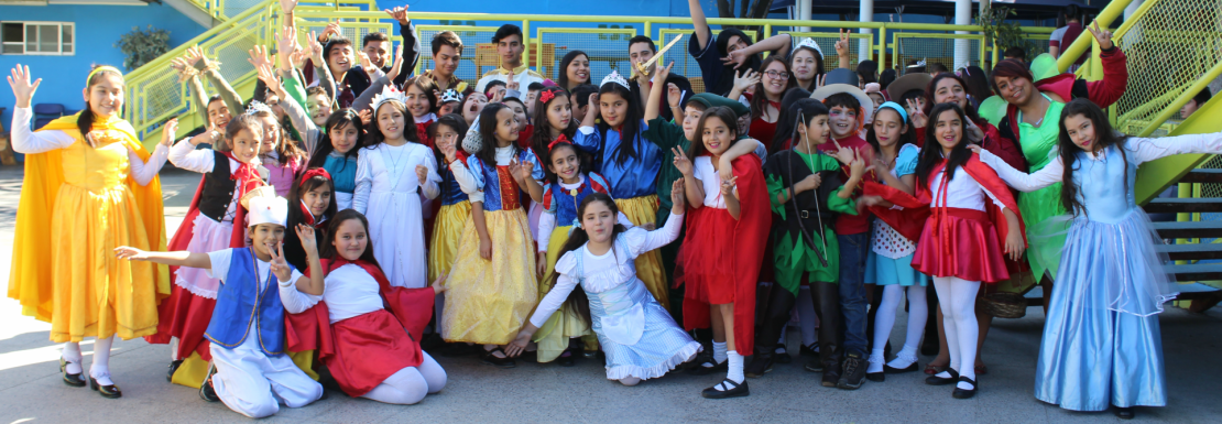 Algunos de los alumnos de nuestro colegio disfrazados de personajes de cuentos y libros, en el día internacional del libro. Día del libro